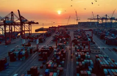 國際經(jīng)濟不確定下為何企業(yè)巨頭有競爭力?青島國際物流帶您分析