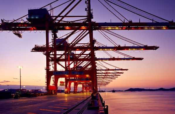 國際物流是全球貿(mào)易的重要組成部分,對(duì)國際貿(mào)易發(fā)展具有重要的作用